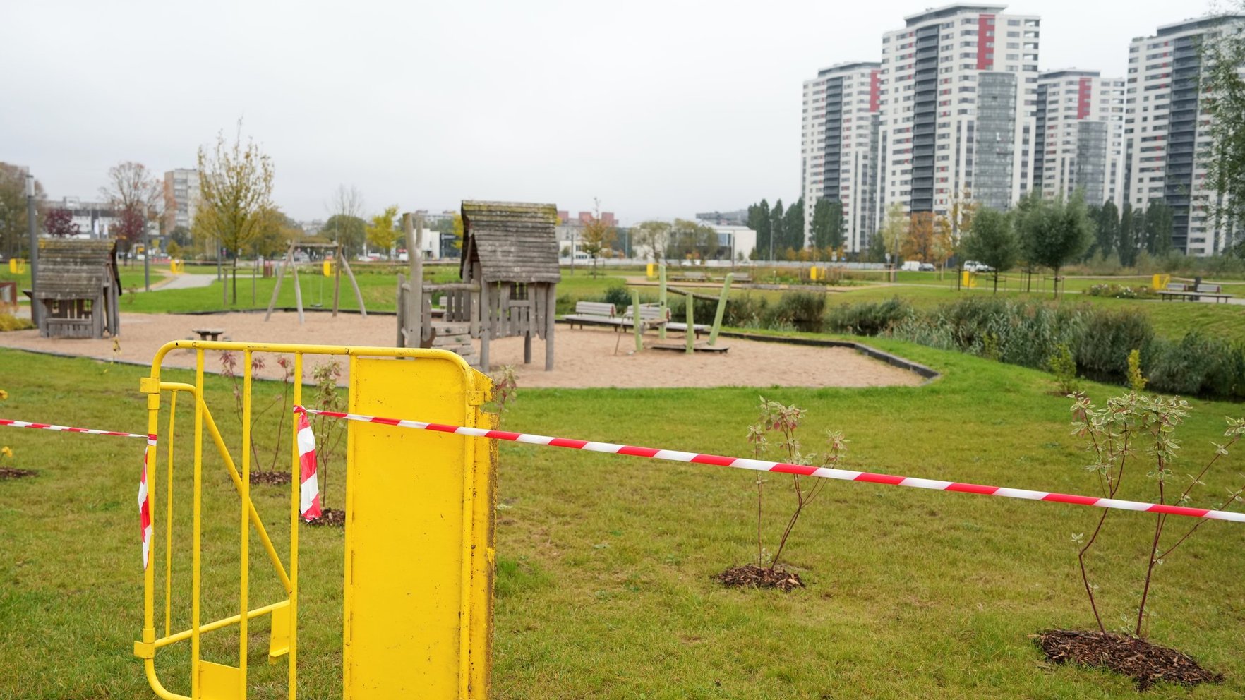 Pašvaldība ļauj ekspluatēt piesārņojuma dēļ slēgto bērnu rotaļu laukumu Skanstes parkā