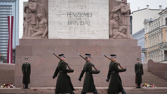 На несколько дней памятник Свободы и Рижский замок останутся без почетного караула