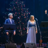Foto: 'Lielajā dzintarā' izskanējis Ziemassvētku koncerts ar Vaici, Muktupāvelu un Rozi