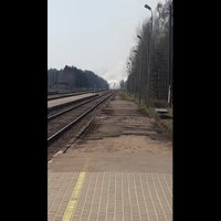 No Vangažu stacijas Rīgas virzienā izcēlies ugunsgrēks