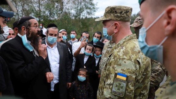 Ukrainā neielaistie hasīdu svētceļnieki protestā bloķē satiksmi - 5