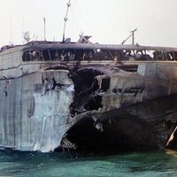 Sarkanajā jūrā ar raķeti iznīcināts futūristiskais katamarāns HSV-2 'Swift'