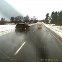 ВИДЕО: Опасный обгон. Лихач на BMW чуть не врезался в пассажирский автобус