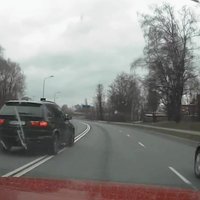 Очевидец: Агрессивный водитель BMW несется через две "сплошные"