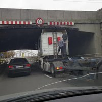ВИДЕО: Под Каменным мостом застрял очередной грузовик
