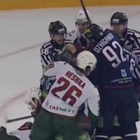 Video: Par rezervistu soliņa pamešanu kautiņa laikā 'Ak Bars' hokejists saņem diskvalifikāciju