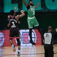 'Raptors' ar metienu pēdējā sekundē pieveic 'Celtics'; 'Clippers' sēriju sāk ar drošu uzvaru