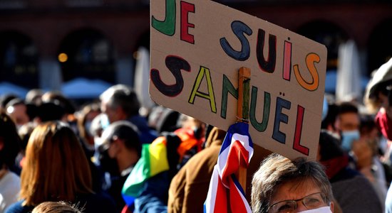 Французы после убийства учителя вышли протестовать против мракобесия