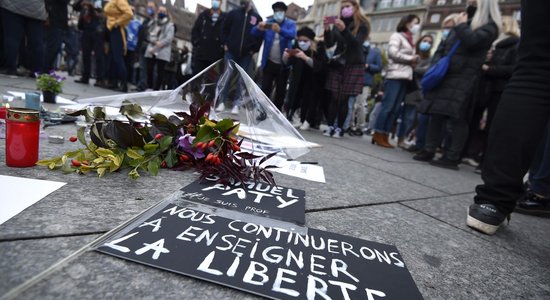 Francijā tūkstošiem cilvēku demonstrācijās apliecina cieņu zvērīgi nogalinātajam skolotājam