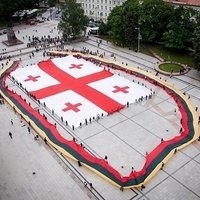 Lietuvieši Gruzijas Neatkarības dienā izklāj Viļņā milzīgu Gruzijas karogu