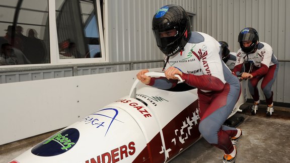 Bobslejisti un skeletonisti prezentē jaunās formas - 168