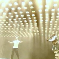 Video: Kanjes Vesta koncertu Glastonberijā iztraucē uz skatuves uzskrējis klausītājs