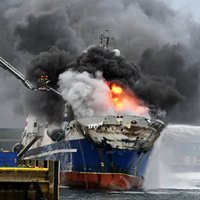 Foto: Krievu traleri Norvēģijā aprij liesmas