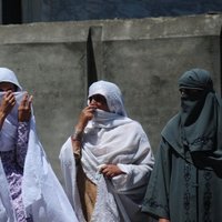 Pakistānā piespriests nāvessods četrām sievietēm un diviem vīriešiem par kopīgu dziedāšanu un dejošanu kāzās