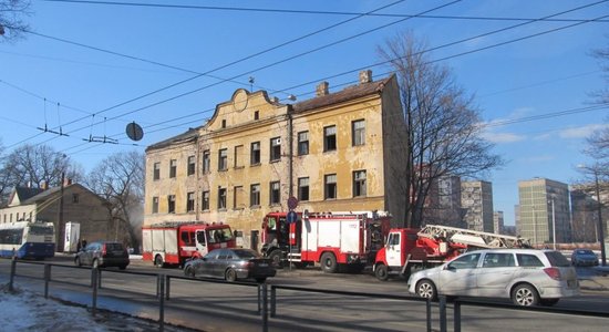 Bezpajumtnieki savā neuzmanībā aizdedzina graustu Deglava ielā