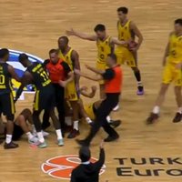 Video: Pēc pretinieka rupjības "Fenerbahce" līderis dodas aizstāvēt Žagaru 