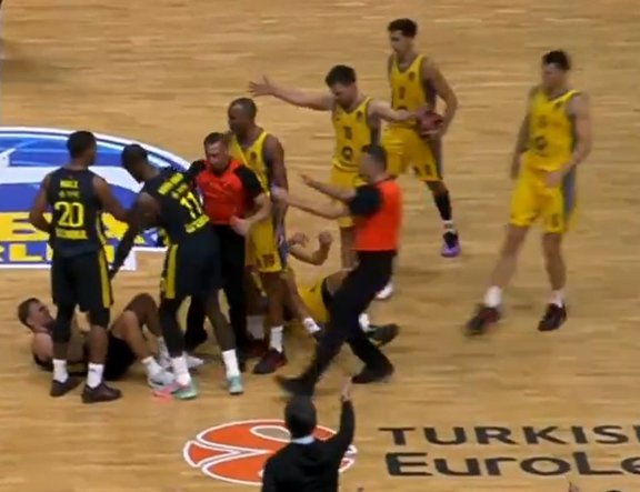 Video: Pēc pretinieka rupjības "Fenerbahce" līderis dodas aizstāvēt Žagaru 