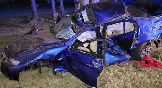 Foto: BMW no policijas Rīgā bēdzis ar 222 km/h; avarējot cietuši četri cilvēki