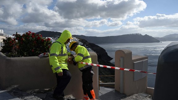 Vulkāniskā "bumba" zemestrīču drebinātajā Santorini vēl neeksplodēs, spriež eksperti