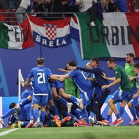Itālija pēdējās sekundēs mājās aizsūta rekordistu Modriču un Horvātiju