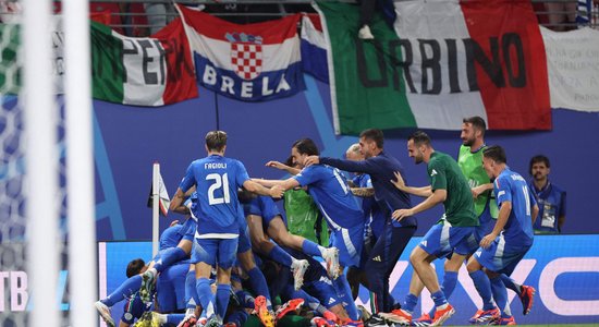 Itālija pēdējās sekundēs mājās aizsūta rekordistu Modriču un Horvātiju