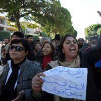 Vairāk nekā 200 cilvēku ievainoti protestos pret bezdarbu Tunisijā