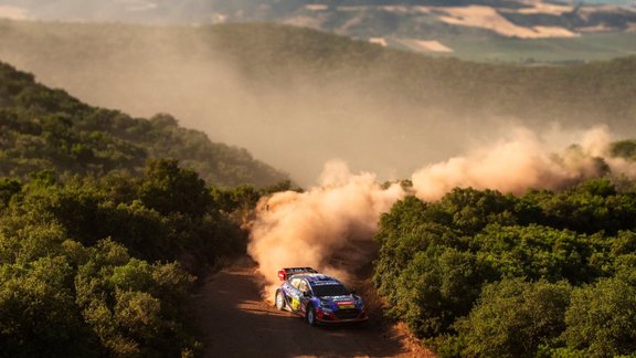 Skarbais Akropoles WRC rallijs: riepas plīst daudziem, Sesks dienas noslēgumā spiests izstāties