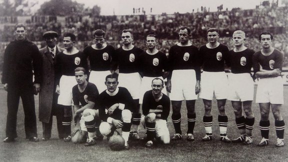 foto no Aiņa Ulmaņa grāmatas “Patiesībā bija tā. Futbols Latvijā 1907–2009”