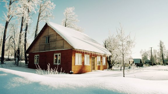 lauku māja ziema sals