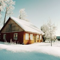 Дача зимой — как часто топить, чтобы мороз не повредил здание?
