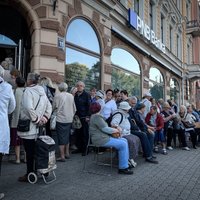 ФОТО, ВИДЕО: Сотни людей стоят в очередях у филиалов PNB banka, ожидание занимает несколько часов