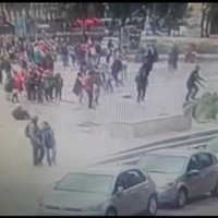 Publicēts video, kur Parīzē vīrietis uzbrūk policistam ar āmuru