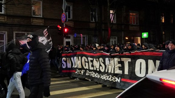 Aizturēts Nīderlandes pilsonis aizdomās par uzbrukumu LTV žurnālistam pirms "Ajax" spēles Aizturēts Nīderlandes pilsonis aizdomās par uzbrukumu LTV žurnālistam pirms "Ajax" spēles