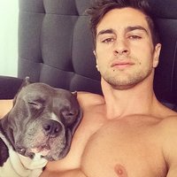 Jauna sociālo tīklu sensācija – seksīgi vīrieši ar suņiem