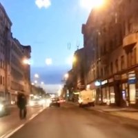 Video: Gājējs šķērso ielu neatļautā vietā, teju izraisa avāriju