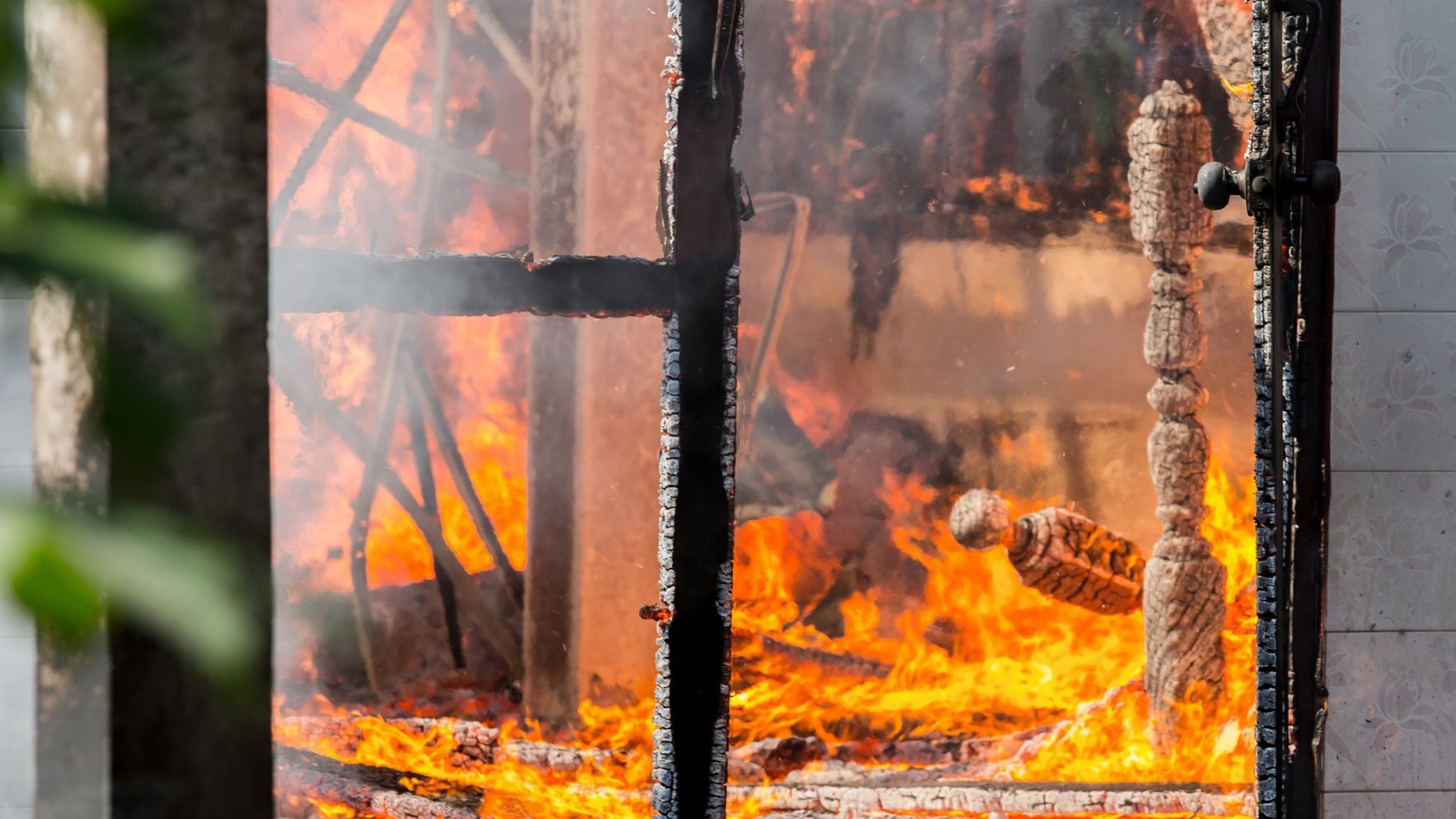 Mēģinot paša spēkiem dzēst ugunsgrēku, cieš cilvēks