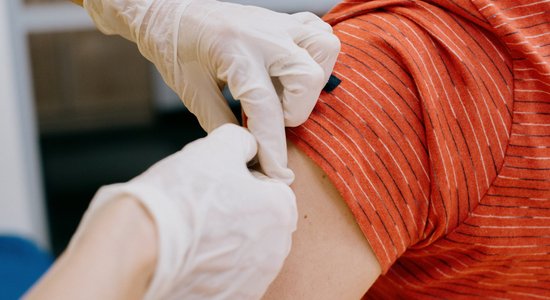 Pieejamo pretgripas vakcīnu daudzums dažāds – Latvijā aktīvi potējas