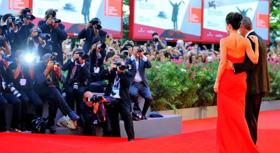 Fotoreportāža: ūdens taksometri, fotogrāfi un zvaigznes Venēcijas kinofestivāla atklāšanā