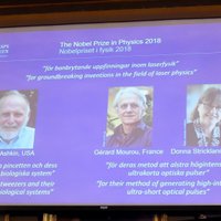 Nobela prēmija fizikā piešķirta trim zinātniekiem par ieguldījumu lāzerfizikā