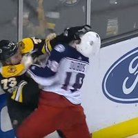 'Bruins' aizsargs Makevojs izceļas ar Gordija Hova 'hat-trick'