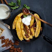 Medū karamelizēti banāni ar kanēli, pekanriekstiem un jogurtu