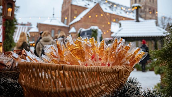 Doma laukuma tirdziņš un svētku egles - 30