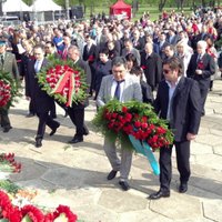 Ушаков и дипломаты возложили цветы к памятнику Освободителям
