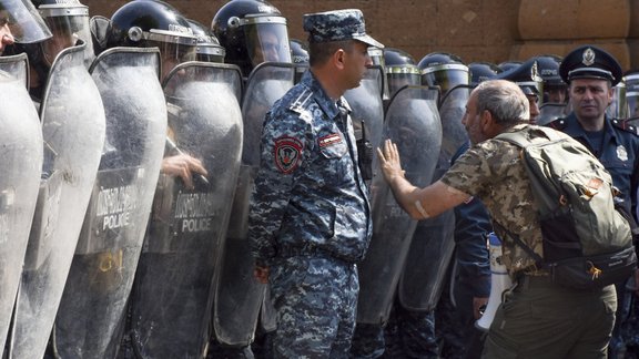 Armēnijā turpinās protesti pret Sargsjana ievēlēšanu premjera amatā - 3