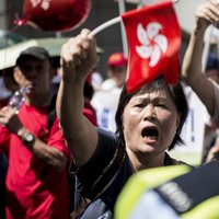 Ķīnas režīma atbalstītāji iziet Honkongas ielās