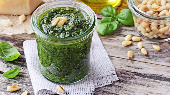 pesto, baziliks, ciedru rieksti, mērce, itāļu virtuve