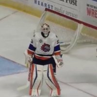Video: AHL vārtsargs, redzot bīstamu pretinieku uzbrukumu, uzreiz izgrūž vārtus