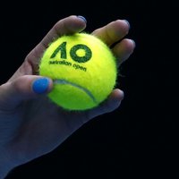 Ozoliņam uzvaras 'Australian Open' vienspēlēs un dubultspēlēs