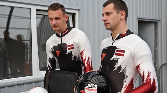 Bobslejisti un skeletonisti prezentē jaunās formas - 196