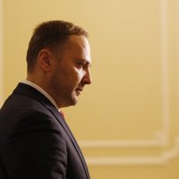 Kariņš skeptisks par Ģirģena iespēju savienot darbu valdībā ar LFF prezidenta amatu